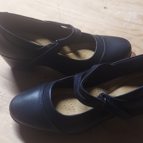 Pair of shoes for a woman. Black clarks - Picture 4 of 4